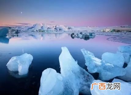 冰岛历史由来简介,冰岛地理位置的英文简介？