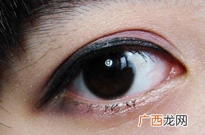 水笔画在衣服上怎么洗,圆珠笔水画到了衣服上，有什么方法能洗掉？