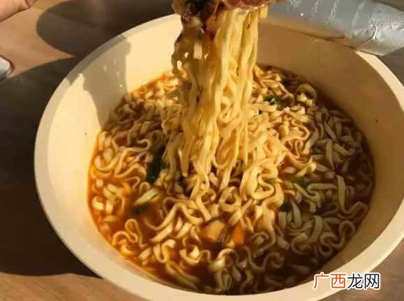 一桶泡面,大概130克左右,其含400 一桶泡面的热量