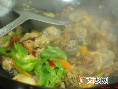 腊鸭怎么做共有5步,可做腊鸭芥菜、腊鸭煲仔饭、香辣腊鸭