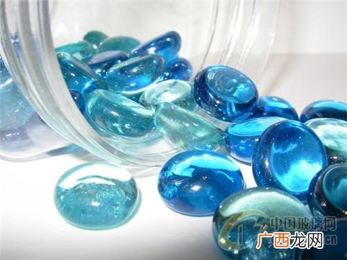 如何鉴别天然玻璃和玻璃啊急,如何分辨水晶是真的还是玻璃做的？