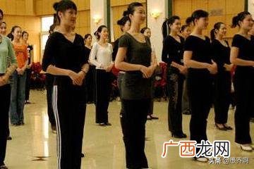 标准站姿的要求,标准礼仪站姿全攻略？