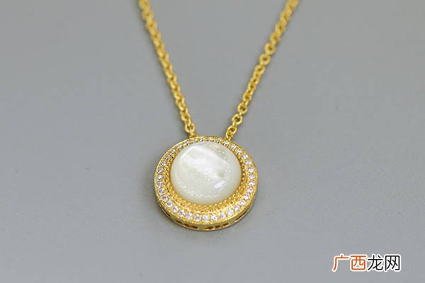 项链中的白贝母是什么,水钻贝母是珍珠吗？