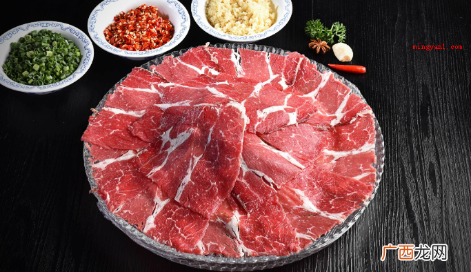 简略回应火锅配菜有萝卜片,鸭血,香莱,豆芽菜,鸭胗,牛肉,黄 火锅配菜有哪些