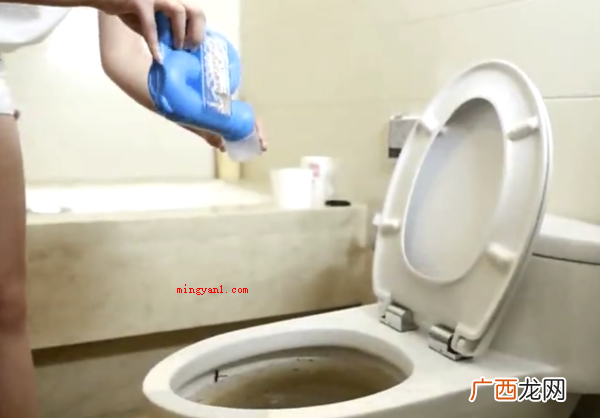 找物业管理帮你疏通马桶 厕所堵了用什么通最方便最快？