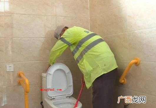 找物业管理帮你疏通马桶 厕所堵了用什么通最方便最快？