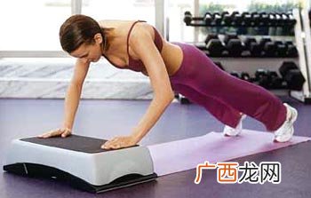 做俯卧撑的正确姿势,做俯卧撑脚的正确姿势？