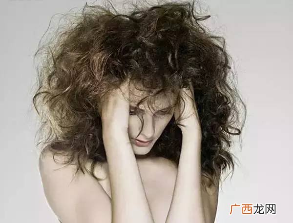 头发毛躁是什么意思,为什么莫名发现头发有一缕毛躁？