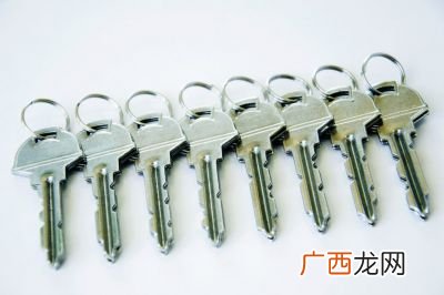 书包拉链头掉了怎么装回去,书包上的拉链头掉了，怎么在安装上？