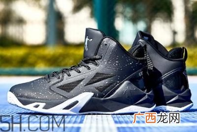 篮球鞋可以水洗吗,篮球鞋脏了可以用水洗吗？