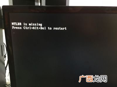 电脑老是自动黑屏.怎么办,电脑老是忽然黑屏，然后过了几秒就恢复正常，是什么原因？