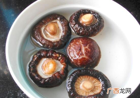 干香菇发霉了还能吃吗 新鲜香菇一旦发霉就不能再吃了 泡干香菇的水可以用吗