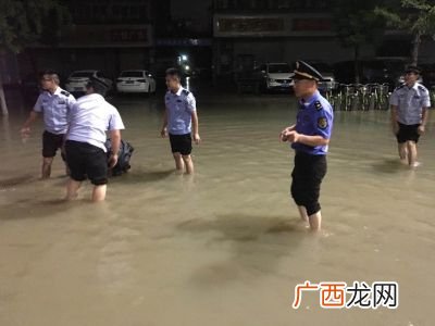 暴雨如骤的意思是什么,初淅沥以萧飒，忽奔腾而砰湃，如波涛夜惊，风雨骤至。翻译急急急～？