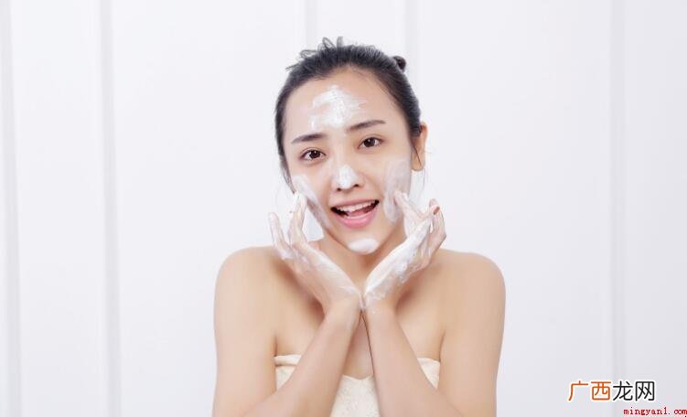 用了卸妆水还用洗面奶吗