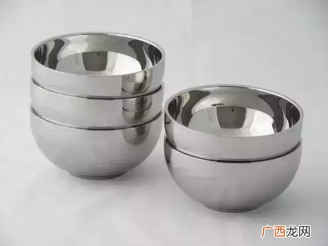 不锈钢碗可以用微波炉吗,不锈钢盘子与瓷盘哪个放微波炉？