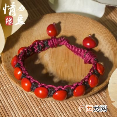 黑绳手链有什么含义,男孩带红绳子和黑绳子是什么意？