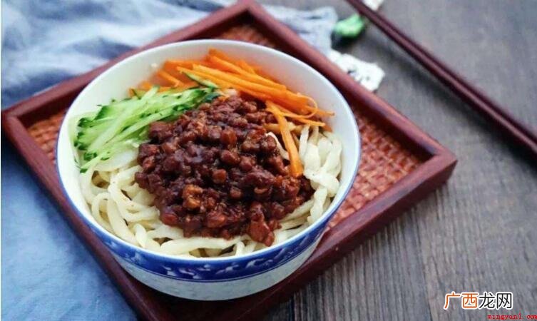 炸酱面用甜面酱或是黄豆酱 炸酱面用甜面酱还是黄豆酱