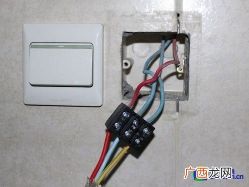 电热水器开关在哪,热水器两个开关怎么拧？