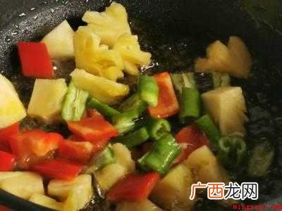 菠萝咕肉的制作方法的具体操作步骤 菠萝咕咾肉的制作方法
