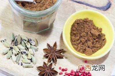 仙草粉是什么东西做的,仙草粉泡要不要放糖？
