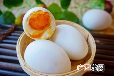 咸鸡蛋的腌制方法窍门,夏天我们家有好多的鸡蛋,天热了怕鸡蛋不好,我想腌鸡蛋是生的腌还是煮着腌,怎样腌的入味快,怎样腌的有?