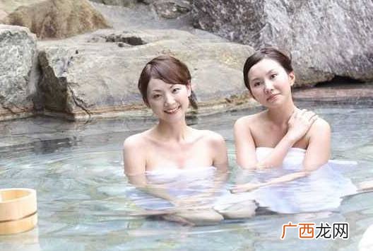 泡温泉用自带泳衣吗,泡温泉要带什么东西？