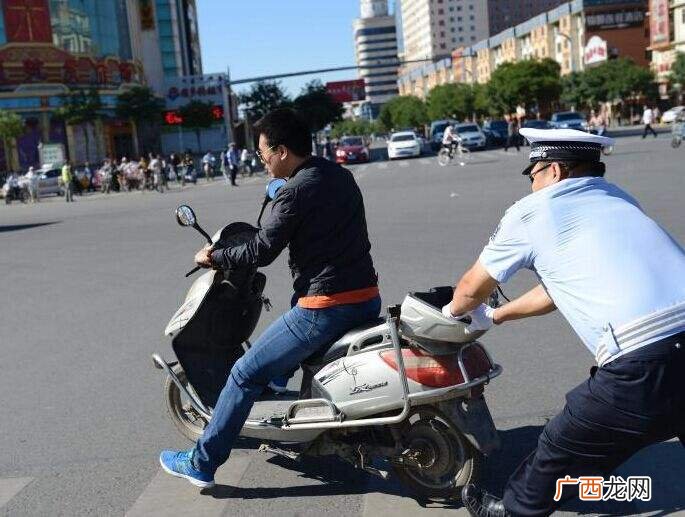 电动车怎么算闯红灯,电动车闯红灯交通事故责任认定?