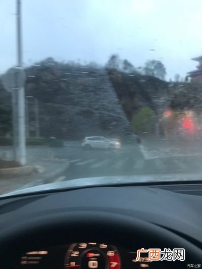 挡风玻璃外面起雾怎么办,前玻璃起雾怎么处理?