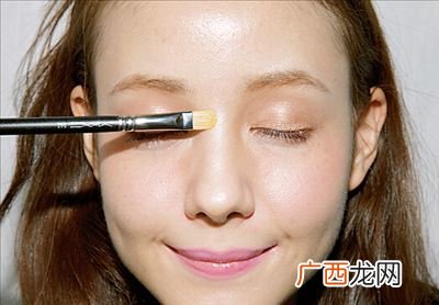 化妆中的高光是什么意思,高光笔是什么？