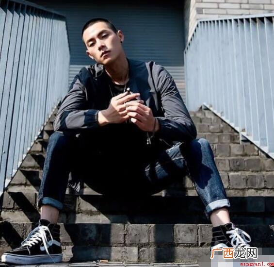 黑色夹克怎么搭配 时尚又个性化 黑色夹克怎么搭配