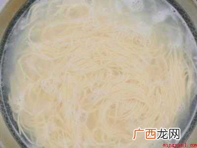 焖面条怎么做