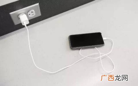 充电时插头滋滋响怎么回事,为什么充电器头充电会滋滋响?