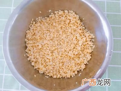 脱皮绿豆和绿豆有什么区别,绿豆洗一遍就掉皮是好的么？