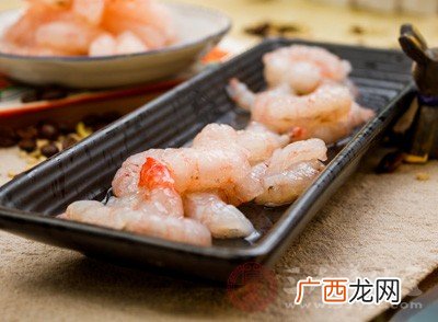 虾线在哪里,怎样去除大明虾的沙包和虾线？