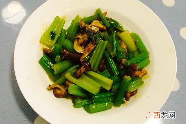 芹菜和香菇能同吃吗,香菇和芹菜青椒可以炒在一起吗？