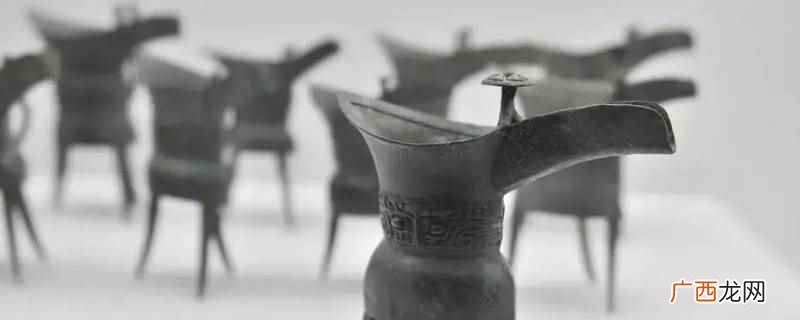 食器酒器出现对研究我国古代宗法等级、祭典等制度有着不可估量的 食器酒器出现的价值
