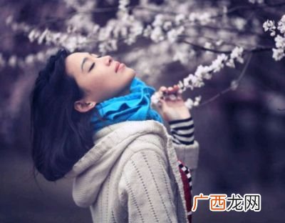 嫣然什么意思,嫣然是单纯词还是合成词？
