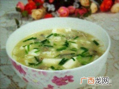 蘑菇豆腐汤的做法,黄磊蘑菇裙带豆腐汤正宗做法？