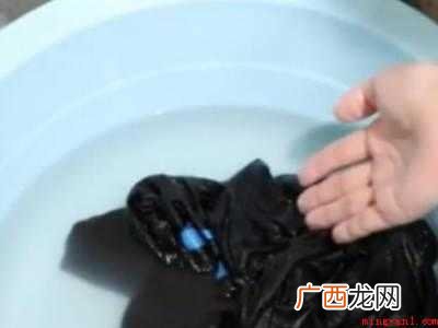黑衣服怎么洗防止褪色