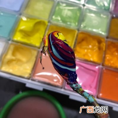 关于水彩颜料的调配,用水彩颜料能不能调出金色，怎样调？