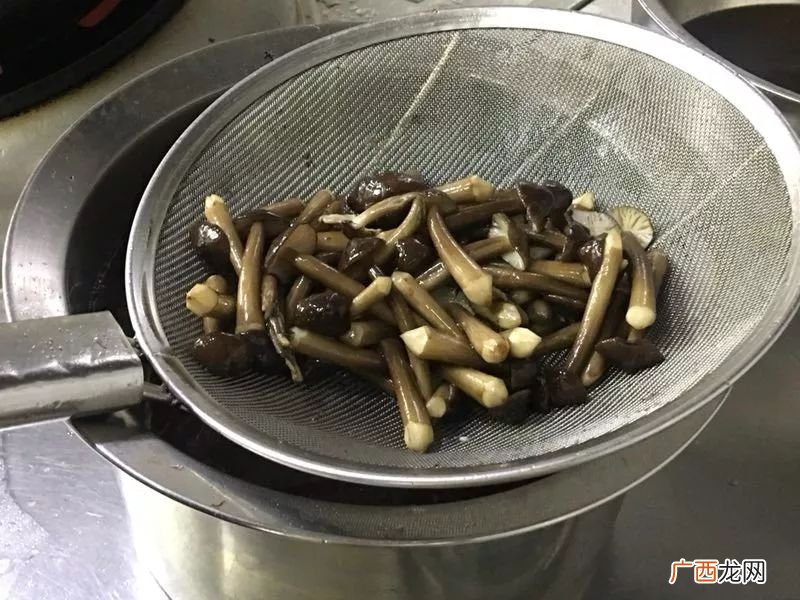 黑鸡枞菌怎么洗干净,黑鸡枞菌炖鸡不鲜怎么办？