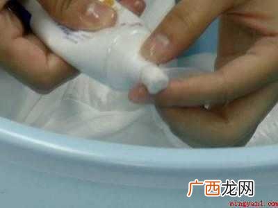 彩色衣服有污渍洗不掉怎么办