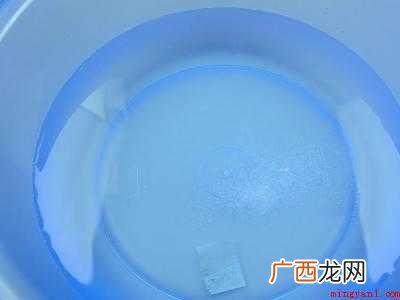 彩色衣服有污渍洗不掉怎么办