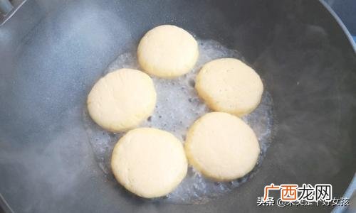 如何简单的制作玉米面饼,玉米面饼的如何做?