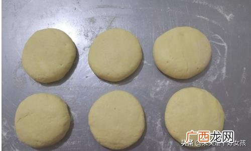 如何简单的制作玉米面饼,玉米面饼的如何做?