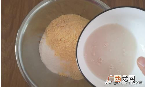 如何简单的制作玉米面饼,玉米面饼的如何做?