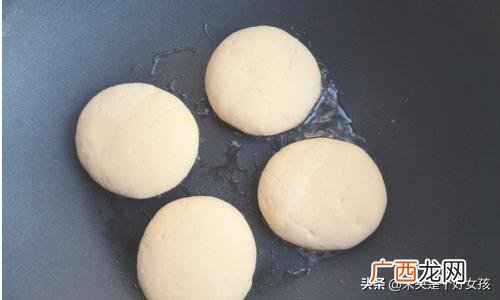 如何简单的制作玉米面饼,玉米面饼的如何做?