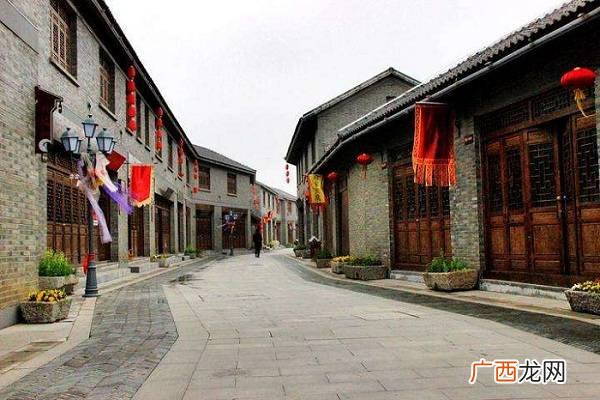 江南民居最大的特点是什么,江南民居自然地理环境之间的关系？