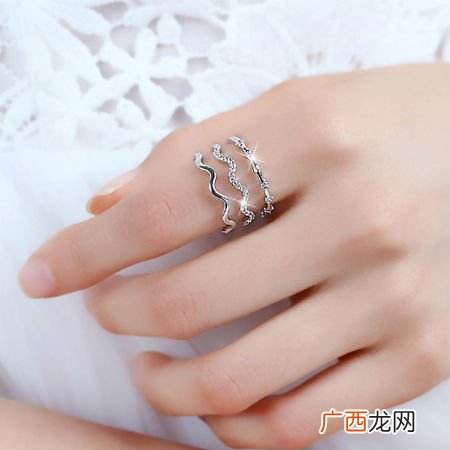 单身如何佩戴戒指,单身女戴戒指可以戴无名指吗？