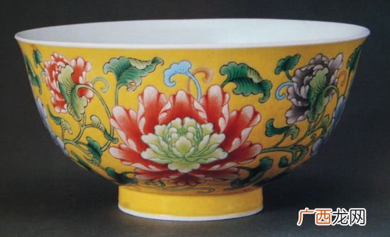 珐琅彩瓷器的特点是什么,乾隆年制的珐琅彩的四字款特点？